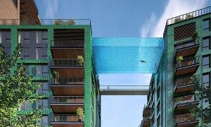 Прозрачный бассейн между двумя зданиями